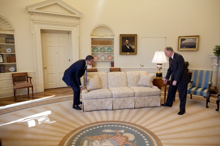 Barack_Obama_moving_couch_in_the_Oval_Office